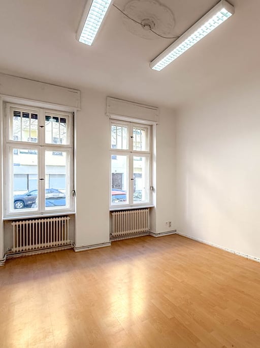Commercial space with 2 rooms and 65 m² – ideal as an office.