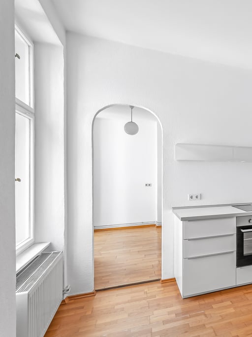 Living by Mauerpark: Modernized 1.5-room period apartment with balcony