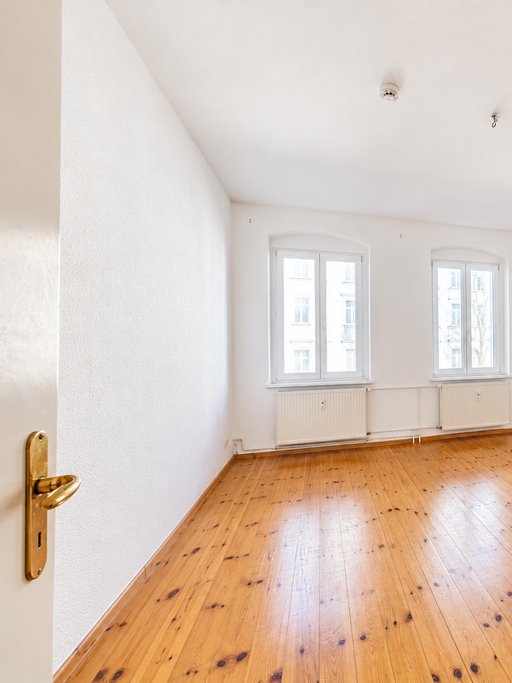 Vacant three-room apartment with approx. 81 m² in Samariterkiez for under €5,000/m²