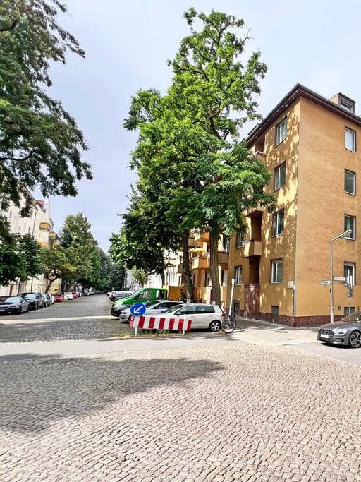 Berlin-Reinickendorf: Rented 2-room apartment on the mezzanine level with balcony. Approx. 3.3% yield