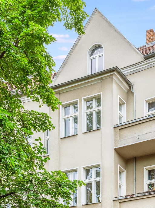 Attractive investment property with approx. 91 m², 3 rooms and a balcony near Wenckebach Hospital
