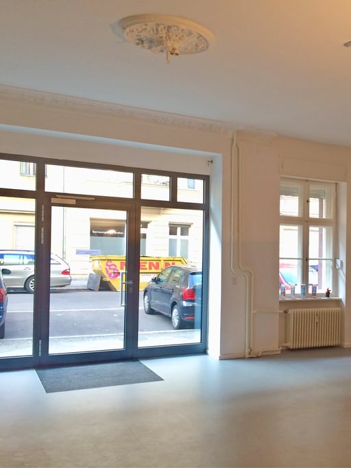 For your business in Berlin: Attractive commercial space in the Stephankiez. Ideal for retail, office, studio and more.