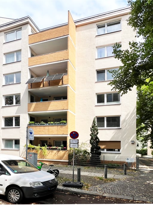 Berlin-Charlottenburg: Rented 2-room apartment on the mezzanine floor with a balcony and parking space