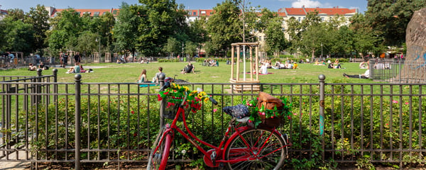 Friedrichshain: working-class quarter, wall line and international address on the Spree