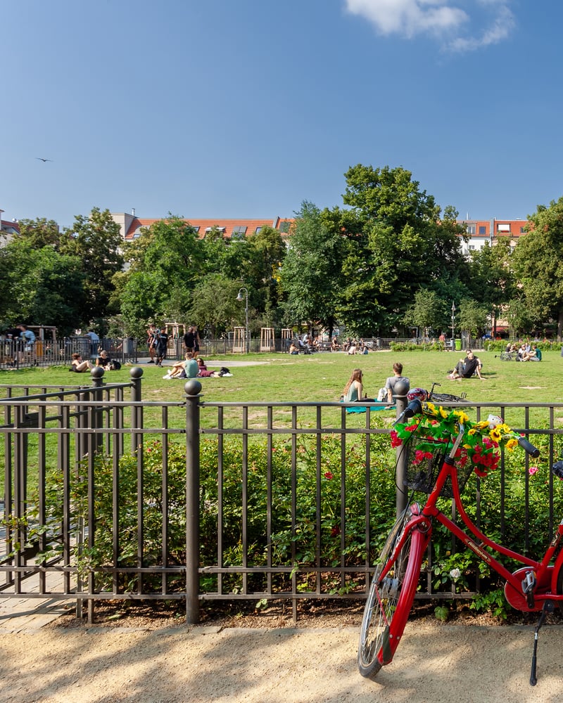Friedrichshain: working-class quarter, wall line and international address on the Spree