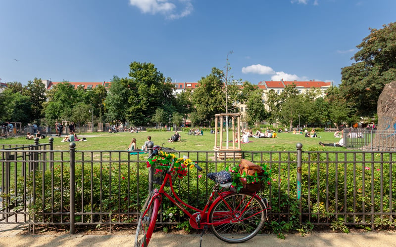 Friedrichshain: working-class quarter, wall line and international address on the Spree