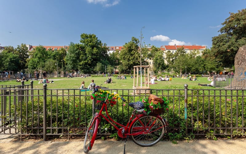 Friedrichshain: working-class quarter, wall line and international address on the Spree