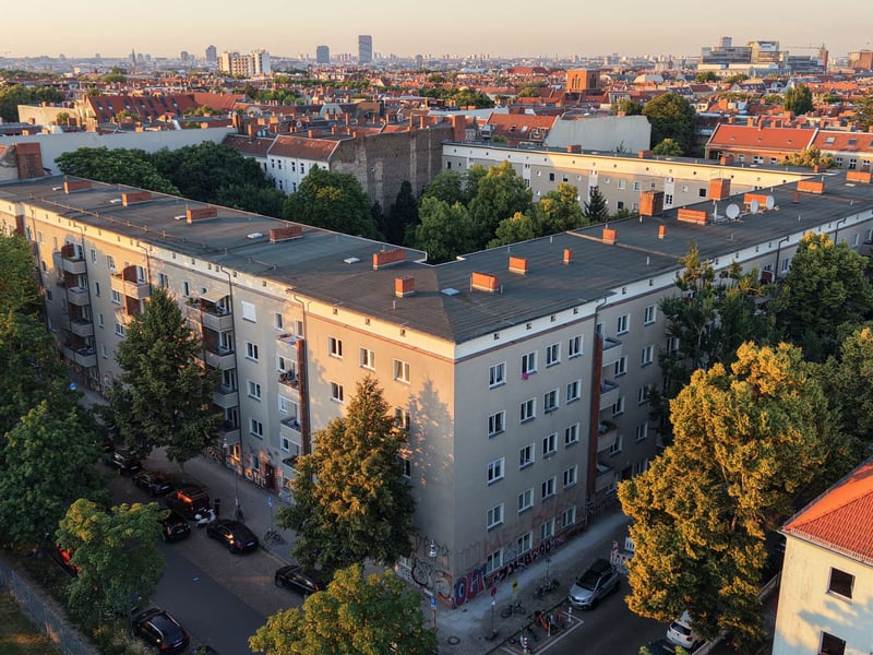 Vacant, Renovated 2-Room Top-Floor Apartment in Berlin’s Schillerkiez – Directly by Tempelhofer Feld