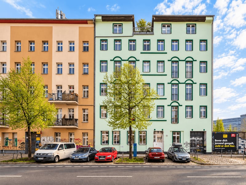 Beautiful Period Apartment with Eat-In Kitchen and Sunny Balcony in a Vibrant Neighbourhood