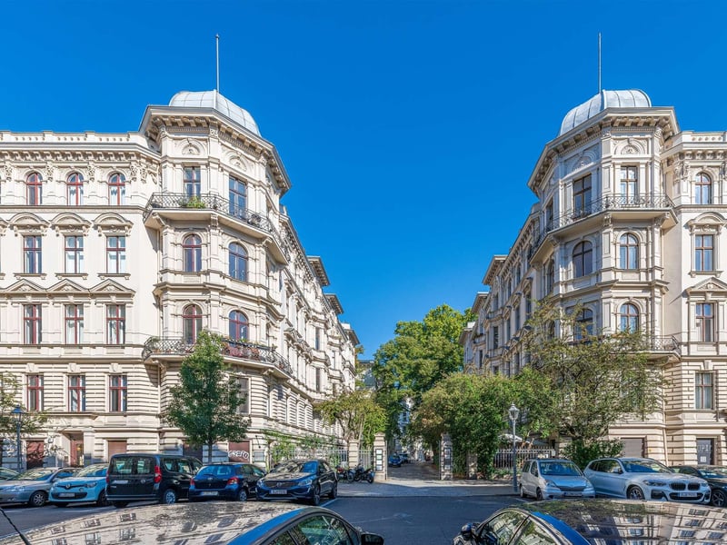 Beautiful Altbau Apartment in Prime Kreuzberg Location!