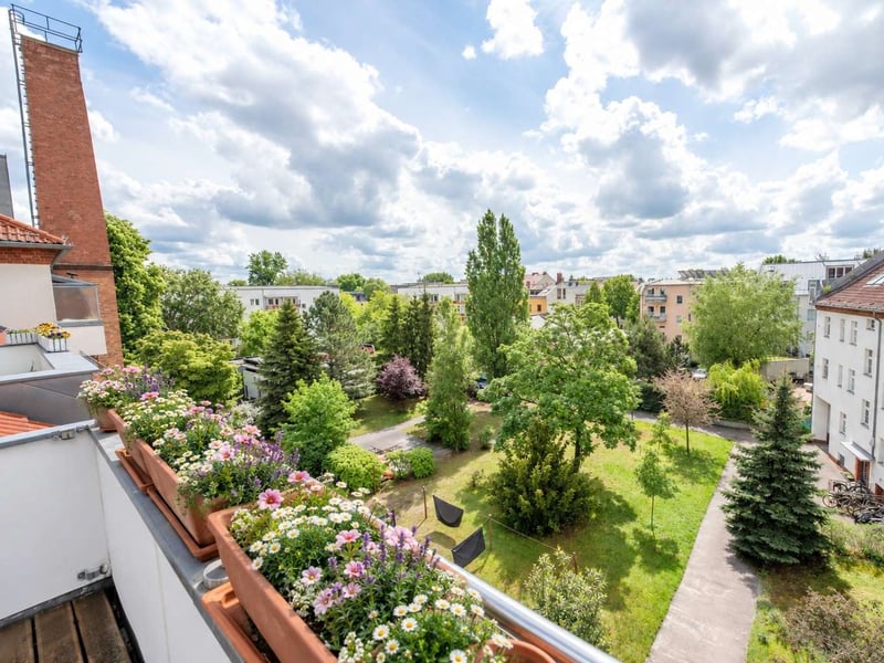 Top-floor living with balcony – Stylish 3-room apartment in Berlin’s green southwest