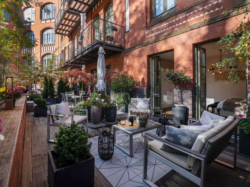 Charlottenburg Period-Building Highlight – High-Quality Apartment with Generous Terrace