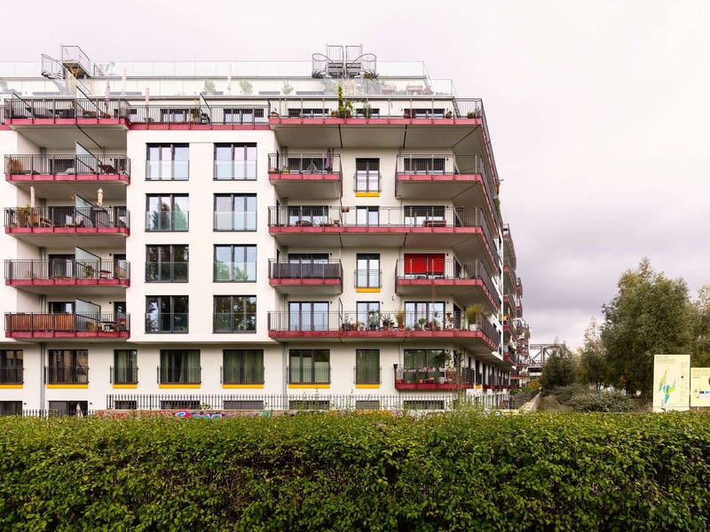 Temporary letting: located directly on Gleisdreieck Park, an excellently proportioned 4-room apartment.
