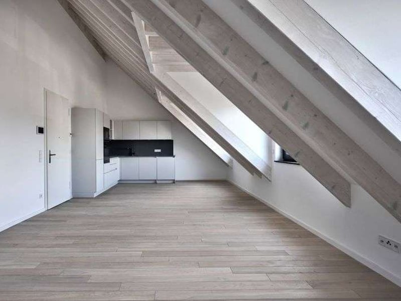 2-Zimmer im Dachgeschoss zum Erstbezug – Hohe Decken, Einbauküche und Fußbodenheizung