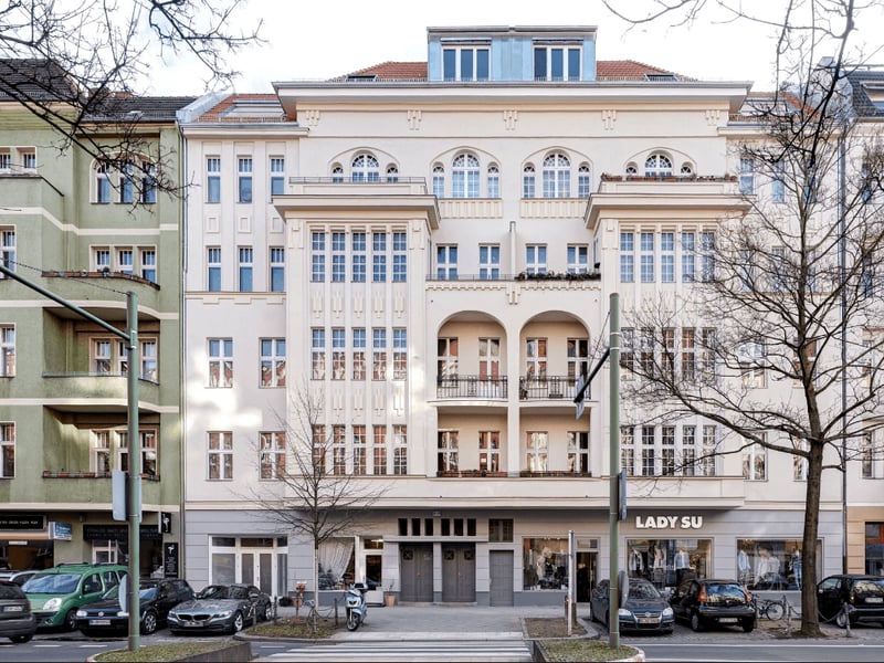 Living Close to the Kurfürstendamm: Modern apartment in the rear building with balcony