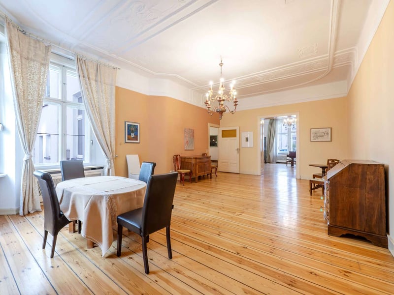 Exclusive ground-floor apartment with historic charm in a prime City West location