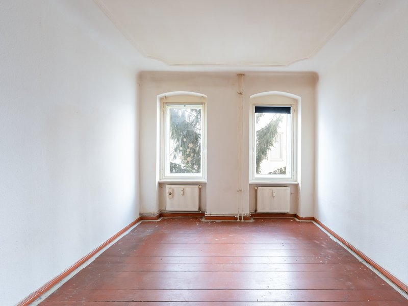 Hohe Decken, Holzdielen, viel Potenzial – Altbau im Schillerkiez