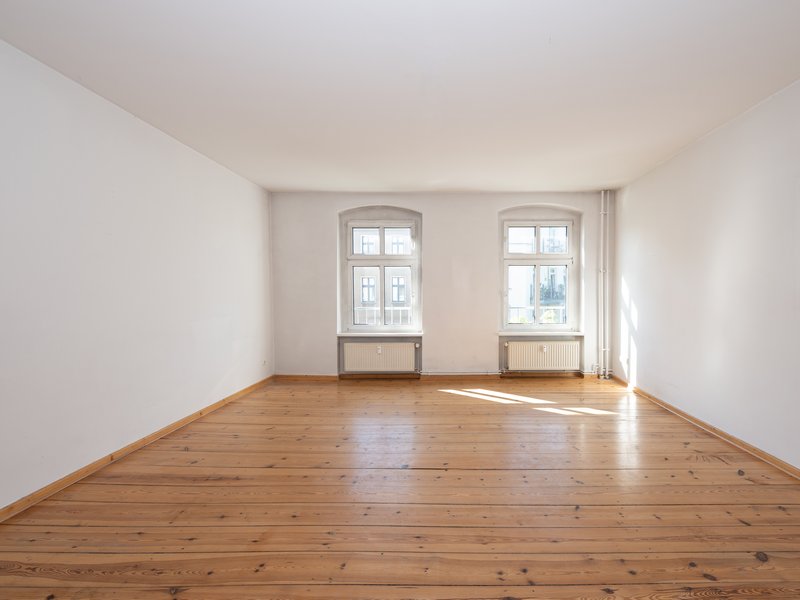 Classic Altbau Charm to Reimagine – 5 Rooms with Unique Potential on Zionskirchplatz