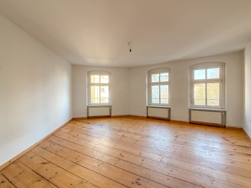 5-Zimmer-Altbauwohnung mit Gestaltungspotential direkt am Zionskirchplatz