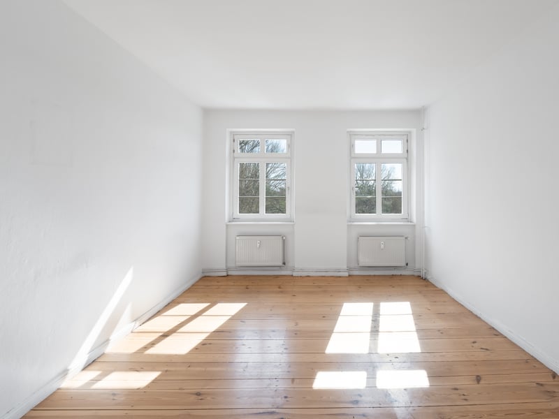 2-room period apartment with a naturally lit bathroom and ample scope for personalisation