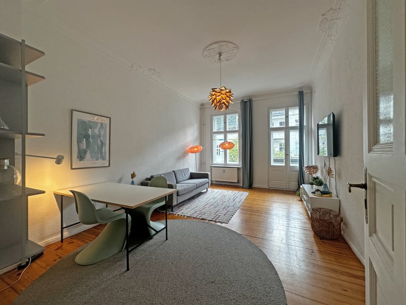 Furnished and ready to move in: 2-room apartment in Kungerkiez with balcony and stucco details