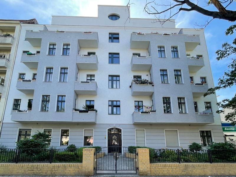 Attractive investment property in Berlin-Wedding. Future-proof front building apartment with balcony.