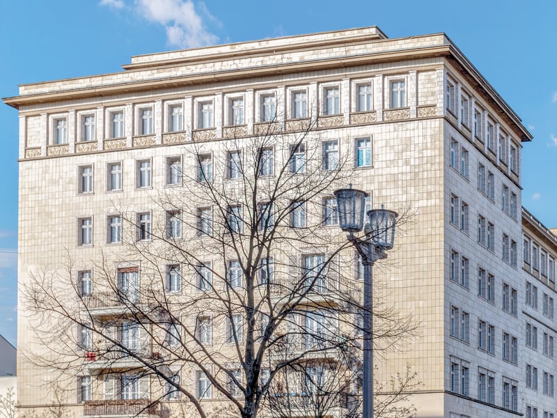 Stalinist-era housing complex: a practical and bright two-room flat right on Frankfurter Allee