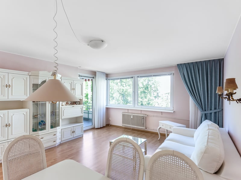 Vacant 2-room apartment with an elevator and a loggia in the idyllic Westend neighborhood