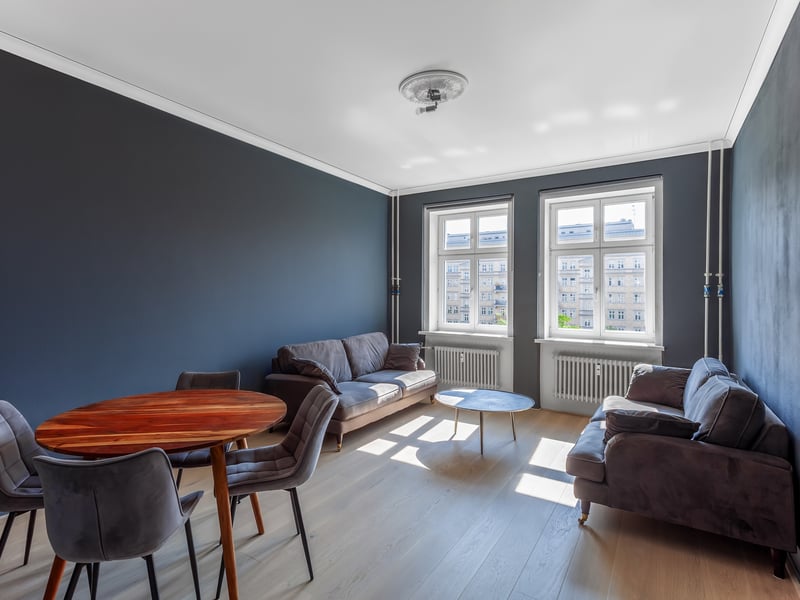 Südblick ins Grüne, 5. OG mit Aufzug – renovierte 2-Zimmer-Wohnung im Denkmal