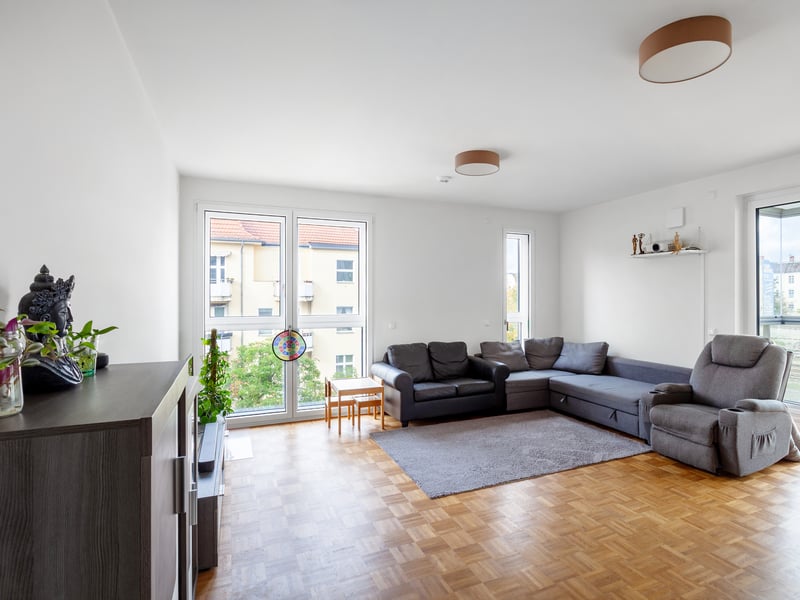 Friedenau: Bright new apartment with two balconies and underground parking space