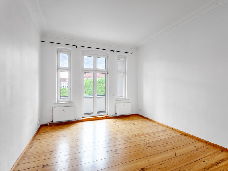 Bötzowviertel: Vacant two-bedroom apartment in an historic building with a balcony on the 3rd floor
