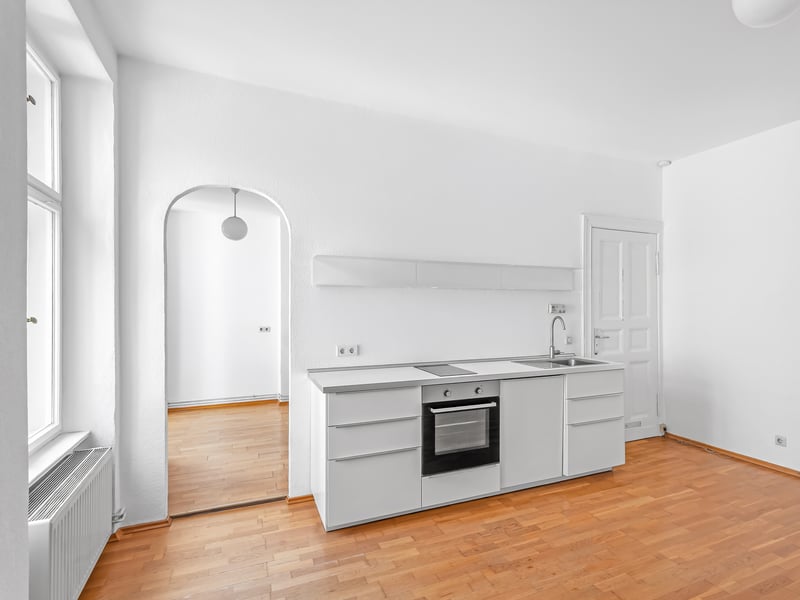 Wohnen am Mauerpark: Modernisierte 1,5 Zimmer-Altbauwohnung mit Balkon