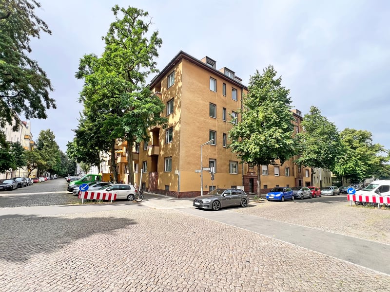 Berlin-Reinickendorf: Rented 2-room apartment on the mezzanine level with balcony. Approx. 3.3% yield