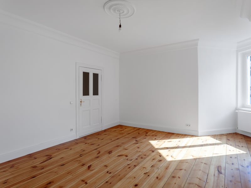 Bezugsfreie 3-Zimmer-Wohnung in Rigaer Straße. Hohe Decken, Dielenböden, Altbauflair.