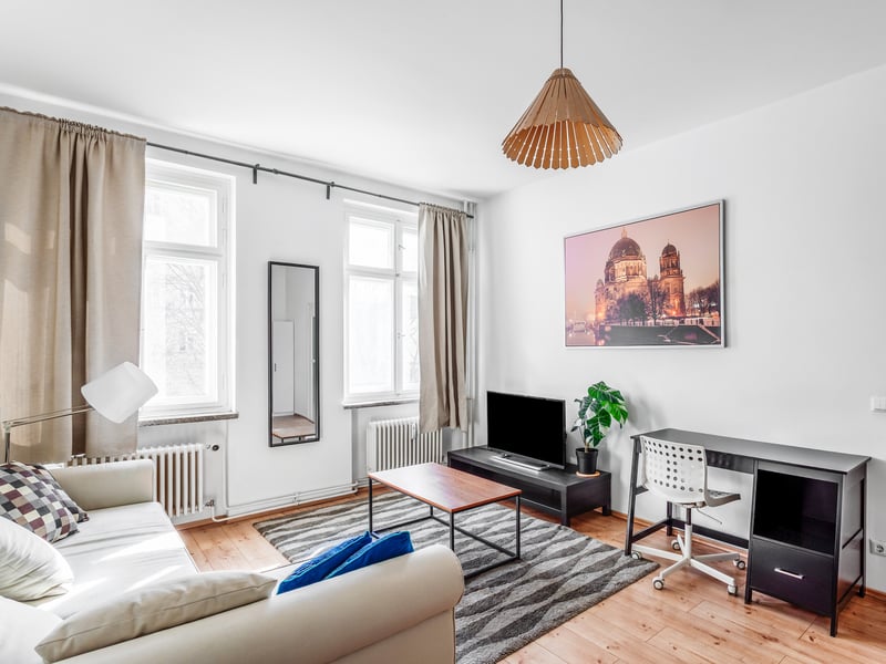 Berlin-Friedrichshain: 2-room apartment in the Stalin-era ensemble – quiet, central, and practical