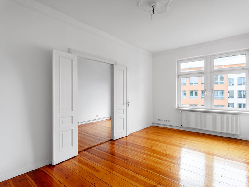 Room to spread out. Three rooms with a balcony in Charlottenburg for €415,000.