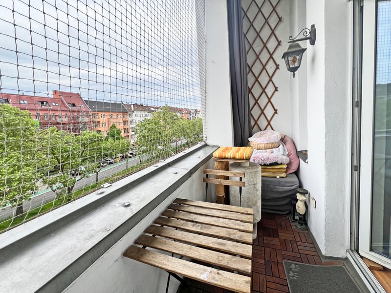 Bötzowviertel: Freiwerdende Zwei-Zimmer Altbauwohnung mit Balkon