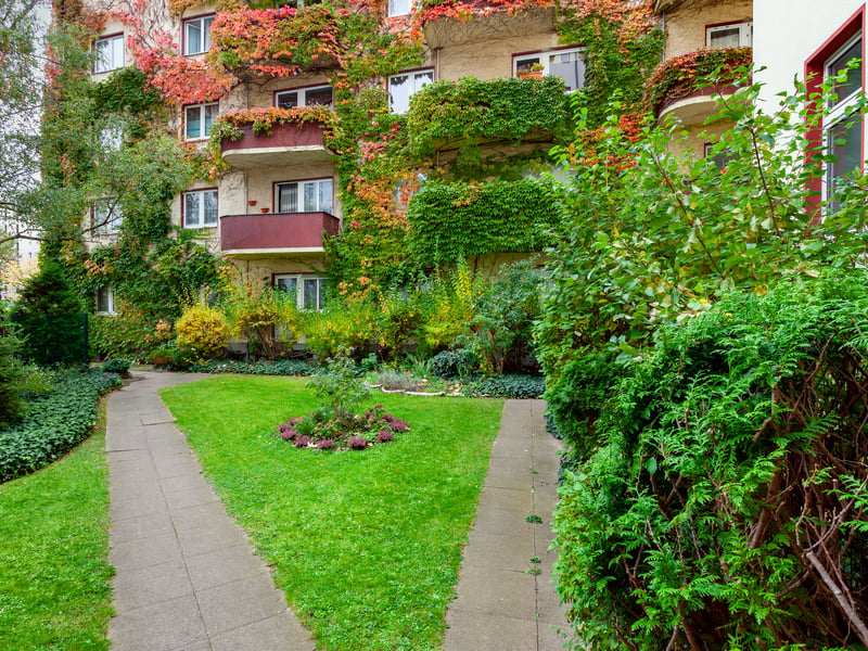 Near Charlottenburg Palace: 3-room flat in an older building with a fireplace and a balcony