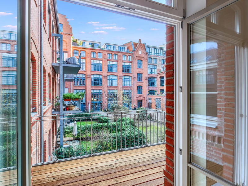 Berlin-Mitte: Industrial charm meets modern living comfort – 2-room apartment with 65 m² and balcony