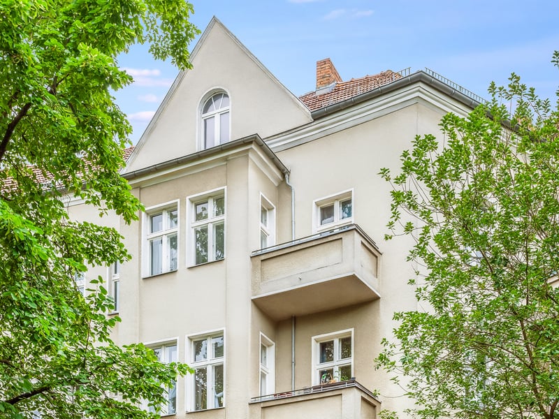 Attractive investment property with approx. 91 m², 3 rooms and a balcony near Wenckebach Hospital