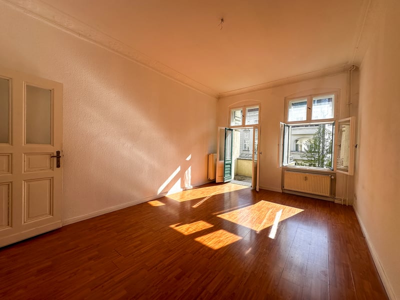 Spacious flat in an older building with a balcony and a traditional Berlin-style room in the Kunger neighbourhood