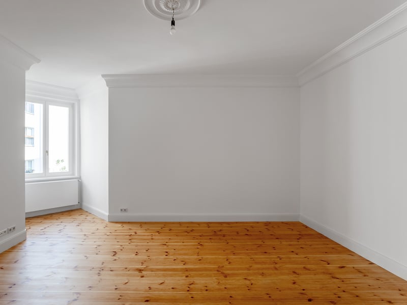 Below 5.000 €/m²! Vacant 3 room apartment. High ceilings, floorboards, old building flair