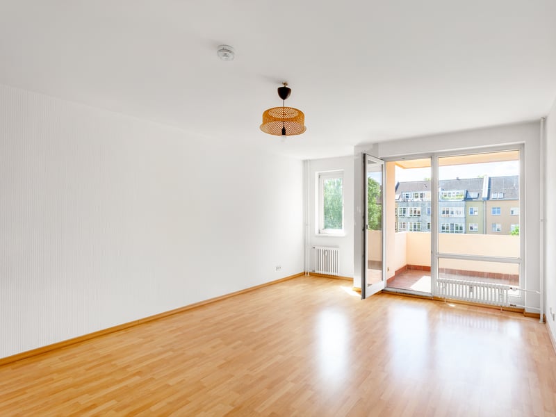 Bright, vacant three-room apartment in Berlin-Tegel with balcony and elevator