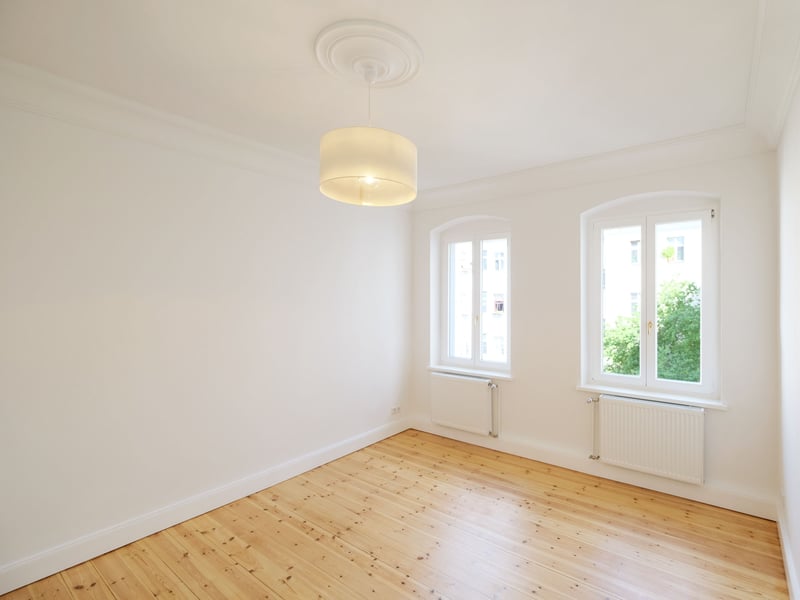 Address: Samariterkiez. Modernized old apartment in sought-after neighborhood location