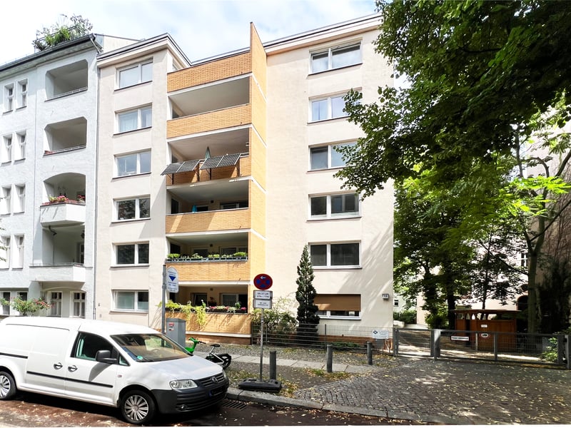 Berlin-Charlottenburg: Vermietete 2-Zimmer- Hochparterrewohnung mit Balkon und Stellplatz
