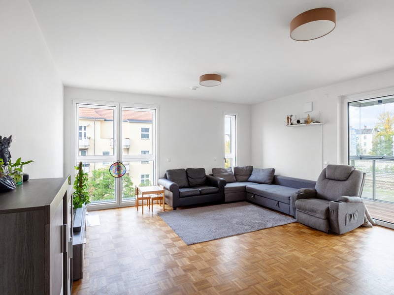 Friedenau: Bright new apartment with two balconies and underground parking space