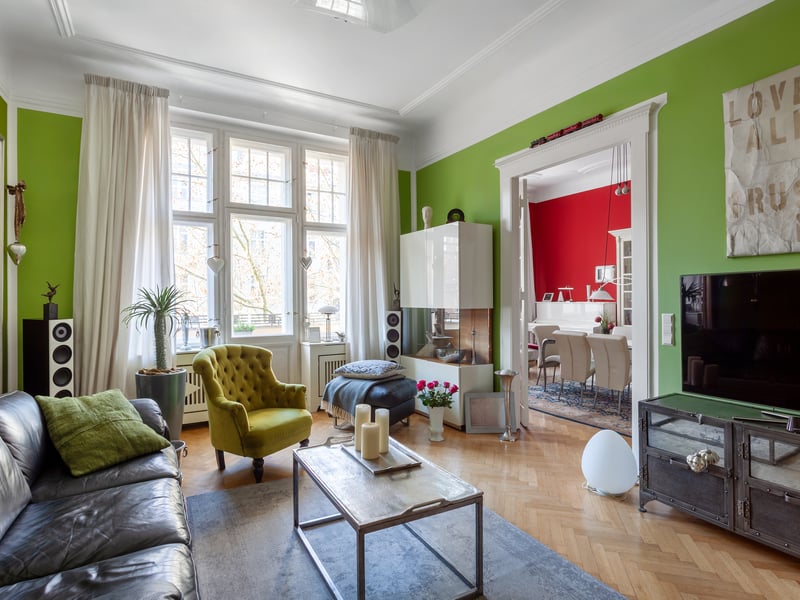 Near Kurfürstendamm: Elegant 4- room old building apartment with balcony and elevator, barrier-reduced access