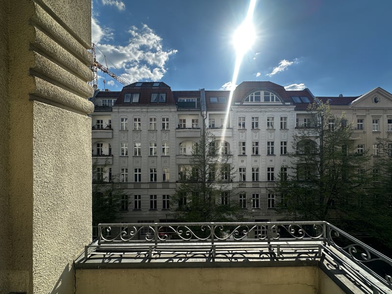 Spacious flat in an older building with a balcony and a traditional Berlin-style room in the Kunger neighbourhood