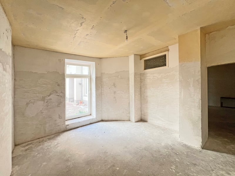 Friedrichshain: Vacant ground-floor apartment for self-renovation with step-free access