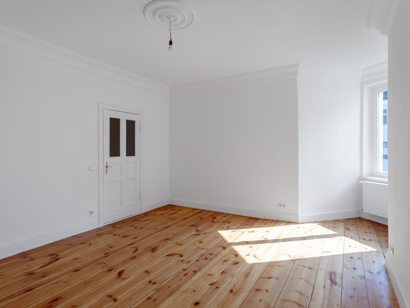 Vacant 3 room apartment in Rigaer Straße. High ceilings, floorboards, old building flair